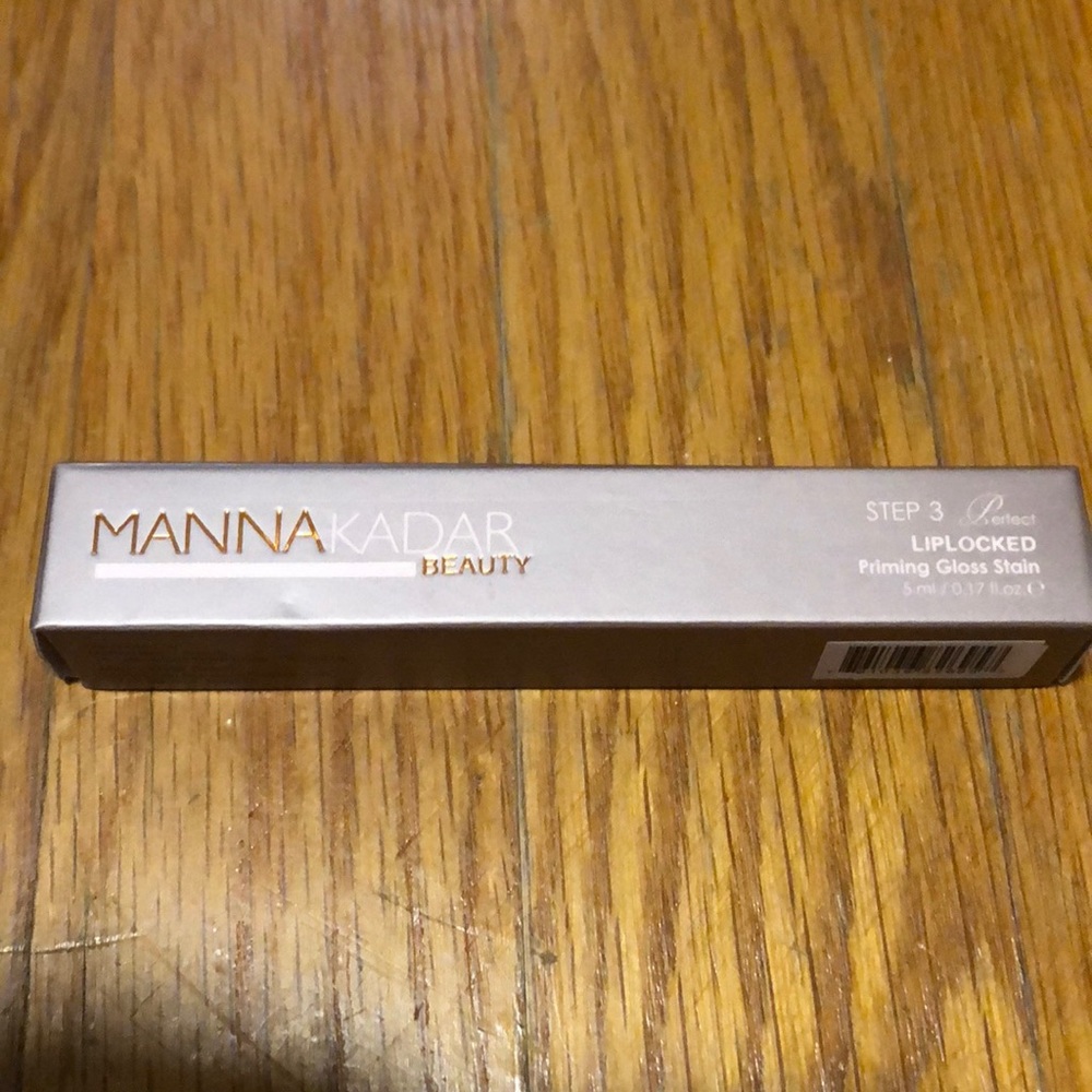 Priming lip gloss